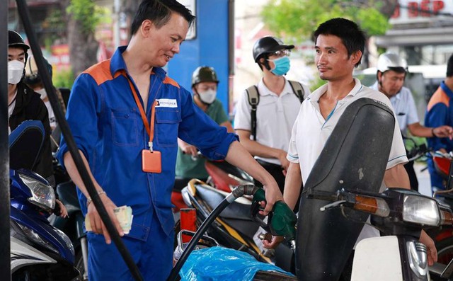 Giá xăng dầu hạ nhiệt: Nỗ lực của Chính phủ và trách nhiệm của doanh nghiệp, người dân- Ảnh 1.