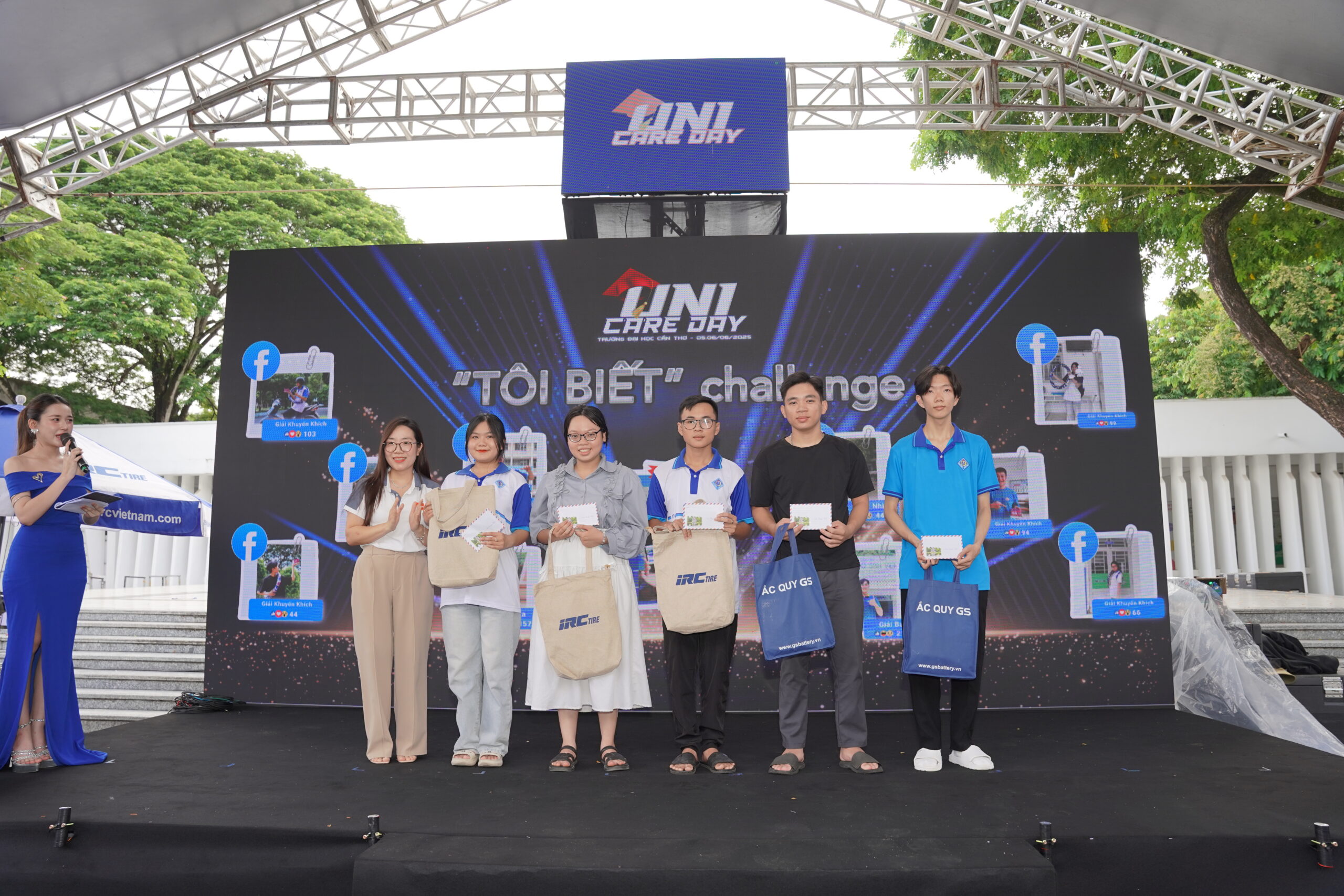 trao-giai-thuong-cuoc-thi-toi-biet-scaled-1